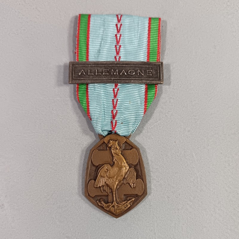MEDAILLE COMMEMORATIVE GUERRE 1939-1945 ARMEE DE LIBERATION AVEC BARRETTE ALLEMAGNE
